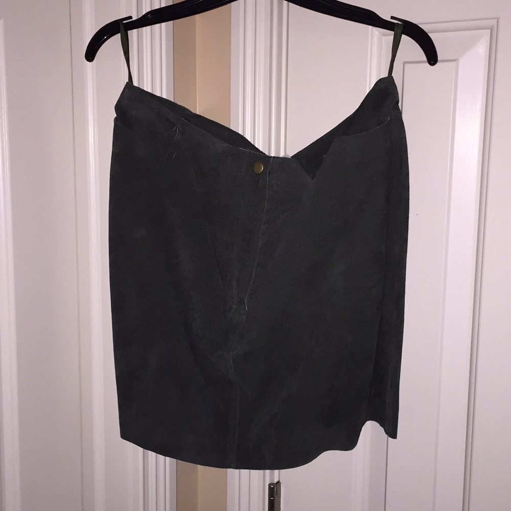 Vintage 90’s skirt by Hugo Buscati. 100% leather.